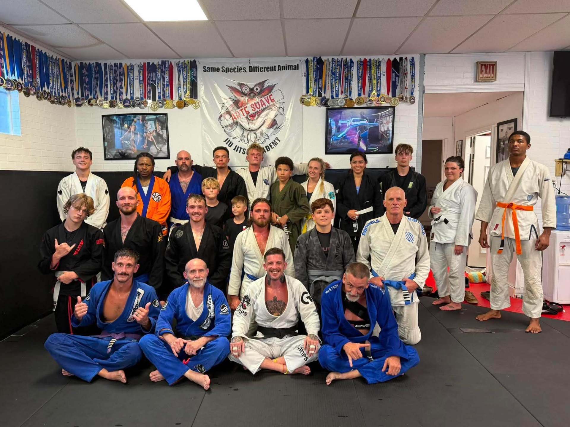 Full Arte Suave team lined up in the academy