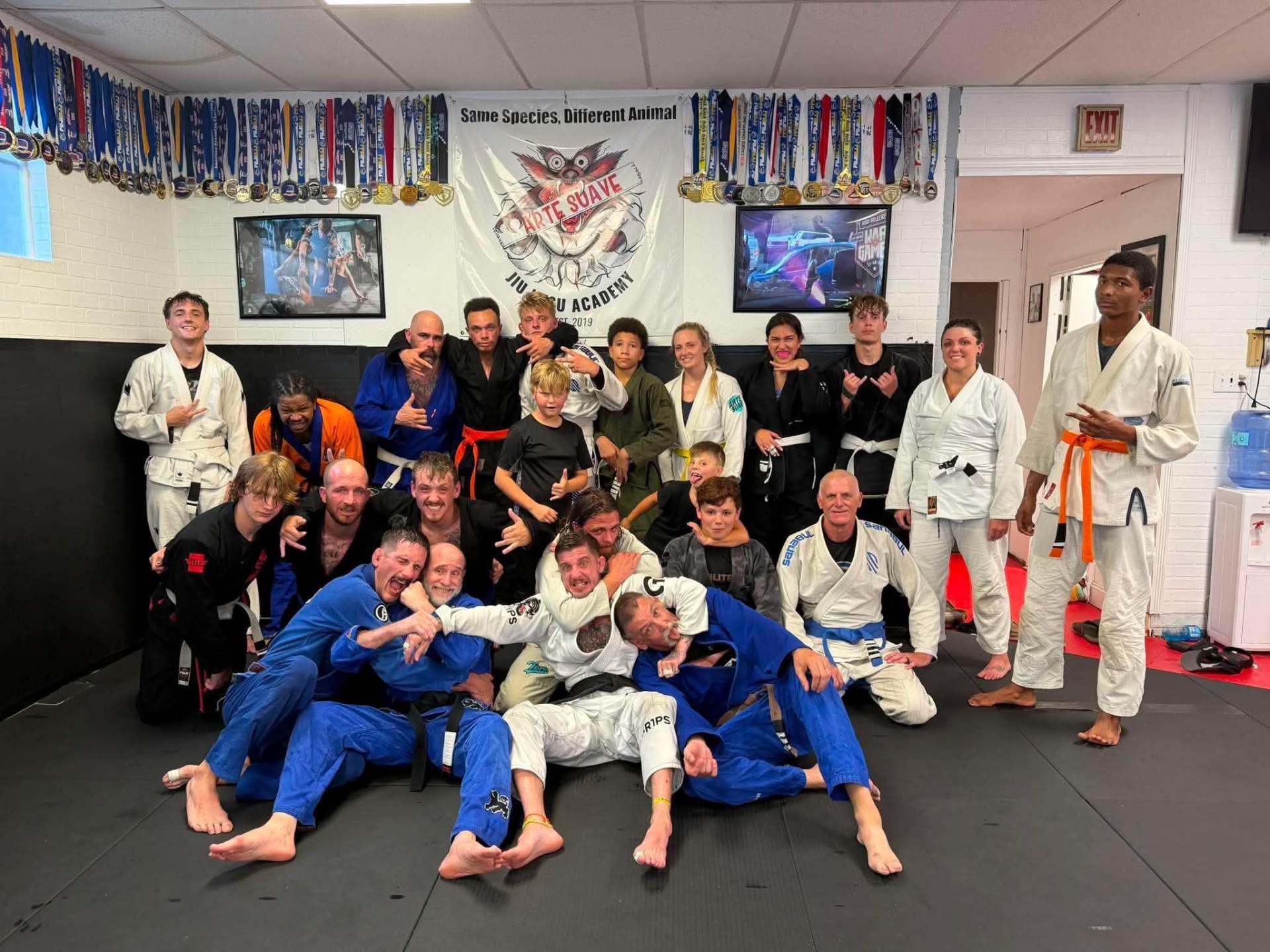 Arte Suave team group photo after training